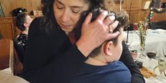 العناق والوئام عبر الأجيال