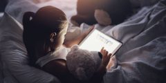 كم هو الكثير من وقت الشاشة للأطفال دون سن 5 سنوات؟