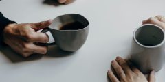 كيف يبني الدماغ المحادثات عبر الوقت