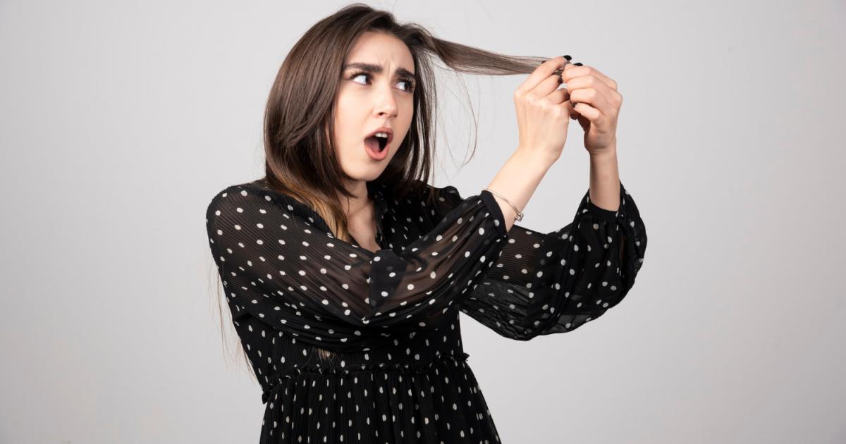 تساقط الشعر أثناء الاستحمام .. لماذا يحدث؟