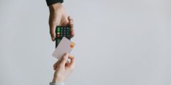 فخ الشراء: هل تنفق من أجل الفرح أو النمو؟