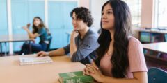 كيف تساعد ابنك المراهق في التعامل مع سياسة هاتف المدرسة الجديدة