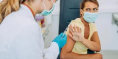 من المرجح أن يصيب البرق من الحصول على الكزاز. فلماذا التعزيز؟