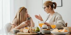 الألياف إلى الحقائق: تحيز الحقيقة في الوالدين