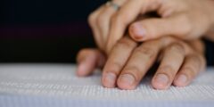 هل يمكن للتكنولوجيا تكرار الاتصال البشري ، أو مجرد تقليدها؟