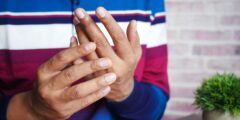 العلم وراء تشنجات اليد والقدم الناجمة عن الذعر