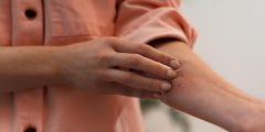 حساسية الجلد المفاجئة .. ما هي الأسباب المحتملة للطفح الجلدي ؟