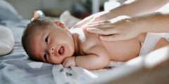فوائد تدليك الرضع بزيت الزيتون وهل يقوي العظام؟
