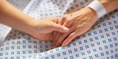 ما الفرق بين الرعاية في المراحل الأخيرة والرعاية التلطيفية؟