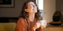 القهوة اليومية قد تبطئ الشيخوخة البيولوجية في الأمراض العقلية