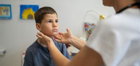شلل بيل: ضعف الوجه المفاجئ عند الأطفال والمراهقين