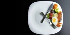 اختبر العلماء الصيام المتقطع دون تناول كميات أقل ولم يجدوا أي فائدة أيضية
