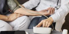 بعض العادات اليومية التي ترفع ضغط الدم دون أن تشعر