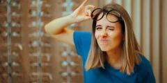 قد يكون سبب انفجار قصر النظر هو الضوء الخافت في الأماكن المغلقة، وليس فقط الشاشات