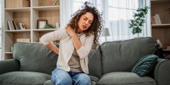 ما الذي يحدث للرقبة في خلل التوتر العضلي العنقي ؟