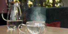 الوقت المناسب لشرب الماء الدافئ لتحسين الهضم وصحة المعدة