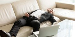 الكسل أم فرط التحفيز العصبي .. كيف تميز بينهما؟