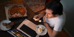كيف يؤثر تناول الطعام دون انتباه على الوزن والهضم؟