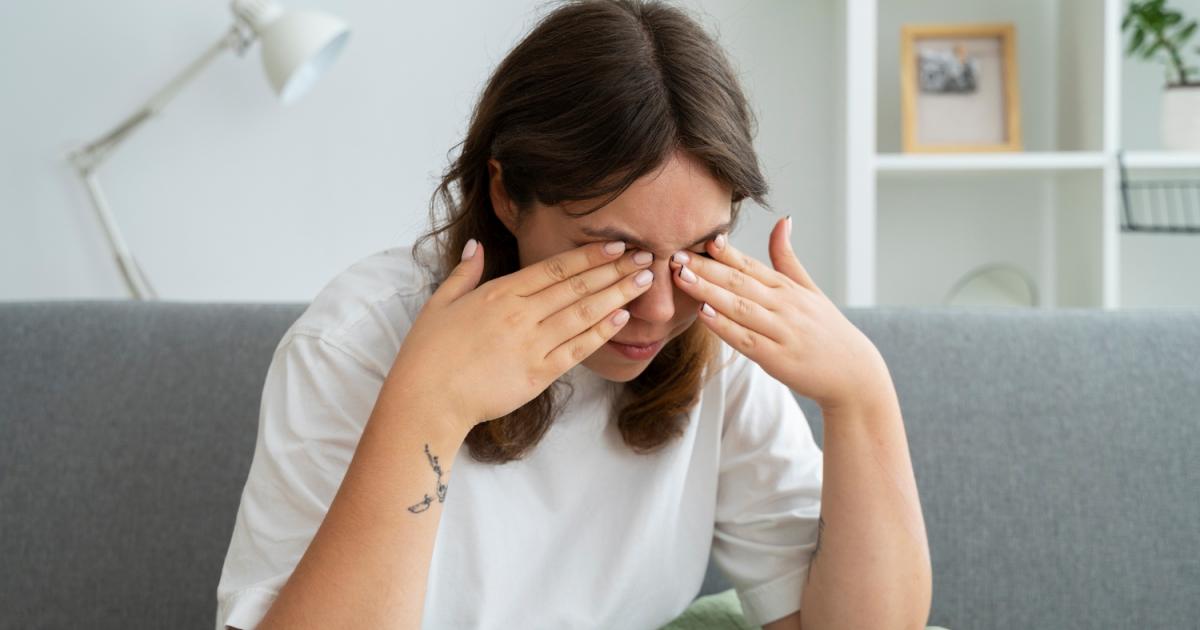 تعب العين بعد النوم : لماذا يحدث رغم الراحة الكافية؟