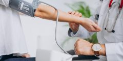عادات ترفع ضغط الدم بصمت دون أن تدرك ذلك