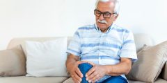 كيف يؤثر ويتأثر التهاب المفاصل الروماتويدي بحالات مثل الاكتئاب؟