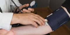 هل يساعد قياس ضغط الدم في المنزل على الوقاية من أمراض القلب؟