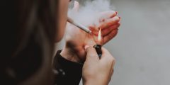 ما أسباب رغبة الناس في التدخين ولماذا يصعب الإقلاع عنه؟