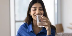يكشف العلماء ما تفعله المياه الفوارة بالفعل بأسنانك